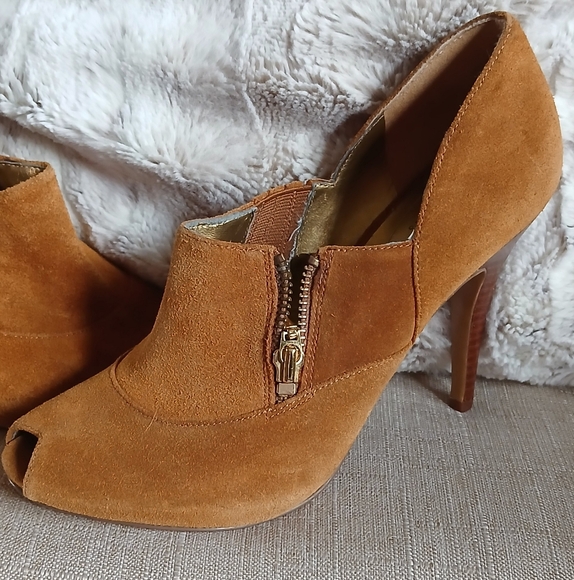 Elegant Tan Suede Peep-Toe 4" heels GUESS Stretch Panel Zipper - Picture 1 of 11